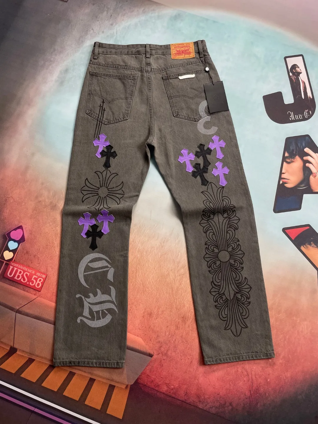 🅿️280 🔘Style number-KL136 🔘Chrome Hearts𝐂𝐡𝐫𝐨𝐦𝐞 𝐇𝐞𝐚𝐫𝐭 24SS official website limited gray and purple cow spray-painted graffiti patchwork leather jeans* Chrome Hearts Online limited edition pants Chrome Hearts Online limited edition black and purple jeans are coming! Black and purple cross leather, mysterious and noble. Limited graffiti spray painting, full of personality and non-contrasting. The straight, loose fit flatters your legs and is super comfortable. The trendy and cool style is popular, and it is available in limited quantities. Don’t be slow to order, so hurry up and place your order to embrace exclusive fashion.  Size: M L XL XXL (30.32.34.36) Color: Dark Gray